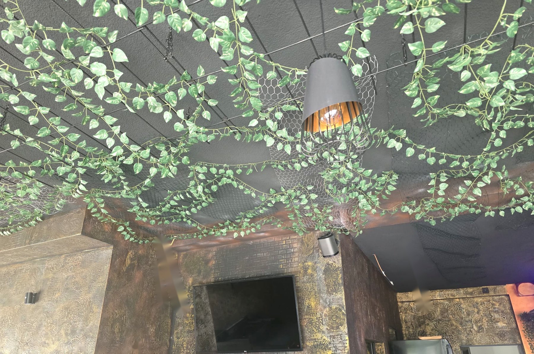 Roadhouse Decke mit grünen Pflanzen und Leuchten